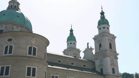 Haga-Zoom-Sobre-Las-Torres-Cerca-De-La-Entrada-A-La-Catedral-De-Salzburgo