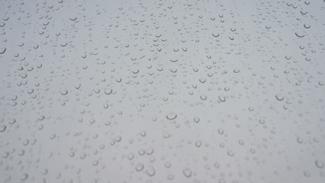 Regnerisches-Glasmuster,-Während-Regentropfen-Bei-Trübem-Und-Bewölktem-Wetter-Auf-Einem-Fenster-Liegen