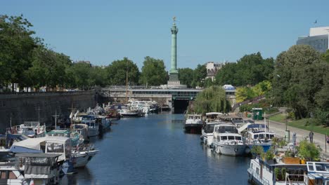 Boote-Im-Garten-Von-Port-De-L&#39;Arsenal-In-Der-Nähe-Des-Place-De-La-Bastille