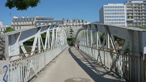Caminando-Por-El-Puente-Sobre-El-Jardín-Del-Port-De-L&#39;arsenal-Cerca-De-La-Place-De-La-Bastille-París-Francia