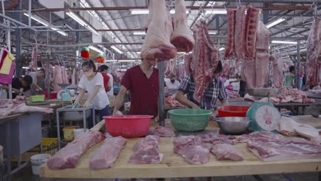 Fleischmetzgerei:-Arbeiter-Auf-Einem-Freiluftmarkt-In-Südostasien,-Malaysia,-Bewegte-Aufnahme