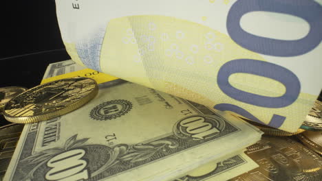 Langsam-Drehende-Makroansicht-Von-Aufgerolltem-Bargeld,-Papiergeld-Euro--Und-Dollarscheinen-Auf-Kryptowährungsmünzen-Mit-Schwarzem-Hintergrund,-4K-Aufnahme