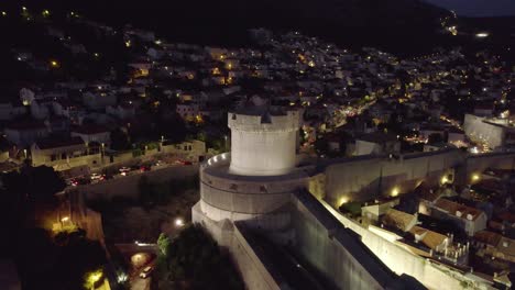 Dubrovnik-Aéreo-Por-La-Noche:-Torre-Tvrđava-Minčeta-Y-Paisaje-Urbano-Iluminado