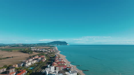 Die-Drohne-Fängt-Die-Schönheit-Der-Küste-Von-Porto-Recanati-Ein