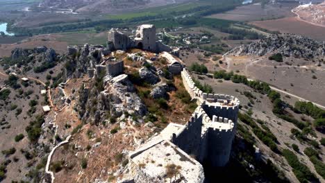 Turkey-Castles:-Historical-Wonder:-Aerial-View-of-Yilan-Castle,-Majestic-Castle:-Aerial-View-from-Steep-Hill