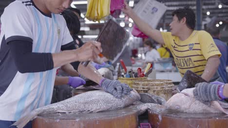 Fischhändler-In-Aktion:-Zubereitung-Von-Frischem-Fisch-Auf-Dem-Malaysischen-Nassmarkt-Unter-Freiem-Himmel-1
