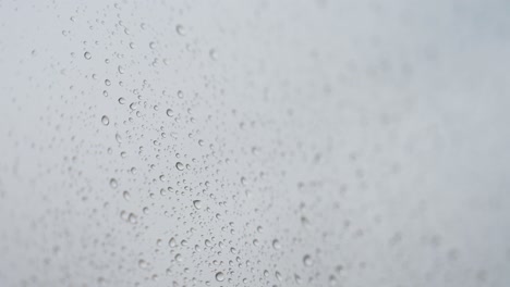 Regnerisches-Glas,-Wenn-Bei-Trübem-Und-Bewölktem-Wetter-Regentropfen-Auf-Ein-Fenster-Treffen