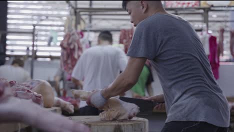 Fleischmetzgerei:-Arbeiter-Zerhackt-Schweine-Auf-Dem-Nassmarkt-In-Südostasien,-Malaysia,-Nahaufnahme