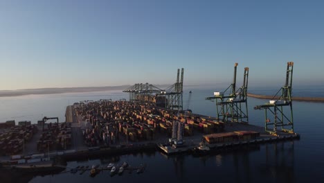 Industriehafenboot-In-Sines