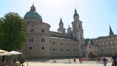 La-Gente-Disfruta-De-Un-Día-Soleado-Cerca-De-La-Catedral-De-Salzburgo.