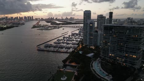 Miami-South-Beach-Skyline-Beleuchtet-Bei-Sonnenuntergang-Luftdrohne