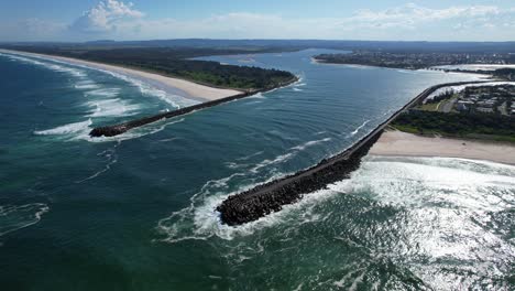 Mündung-Des-Richmond-River-Zwischen-Lighthouse-Beach-Und-South-Ballina-Beach-In-New-South-Wales,-Australien