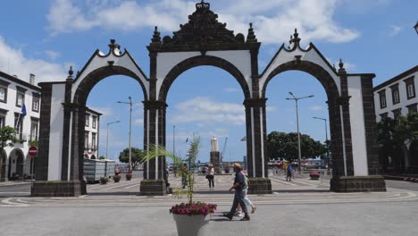 Establishing-view-of-picturesque-arch-entrance-of-main-square-Portas-da-Cidade,-Gates-to-the-City,-through-arches-in-Ponta-Delgada,-Saint-Miguel-Island-of-Azores