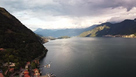 Espectacular-Paisaje-Del-Lago-Como-En-Italia-Con-Nubes-De-Tormenta