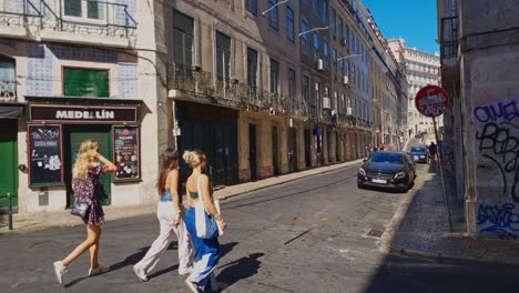 Junge-Leute-Unterwegs-Beim-Einkaufen-In-Der-Stadt-Lissabon-In-Portugal