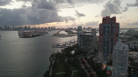 Luftaufnahme-Der-Skyline-Von-Miami-South-Beach-Bei-Sonnenuntergang