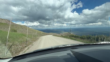Conduciendo-Por-Una-Carretera-Hacia-Un-Pico-Muy-Alto-Llamado-Pico-Sawtell-En-Island-Park-Idaho