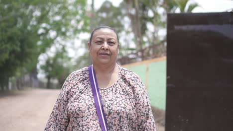 Porträt-Einer-Honduranischen-Seniorin,-Die-In-Die-Kamera-Lächelt