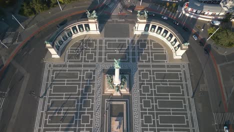 Un-Dron-Desciende-Sobre-La-Plaza-De-Los-Héroes-Y-El-Monumento-Del-Milenio-En-Budapest
