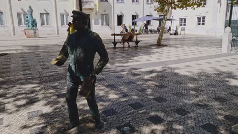 Estatuas-De-Personas-Y-Visitantes-En-La-Ciudad-De-Lisboa-En-Portugal,-De-Mano