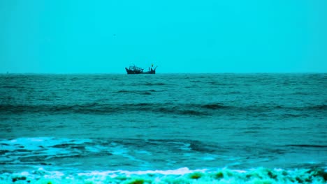 Vista-Lejana-Del-Barco-Pesquero-En-La-Bahía-De-Bengala-Con-Poderosas-Olas-En-Un-Clima-Tormentoso