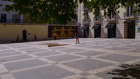 Einige-Junge-Leute-Aus-Lissabon-Genießen-Ihre-Freizeit-Auf-Skateboards