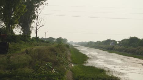 Toma-Panorámica-De-Un-Canal-De-Riego-En-Morena,-En-La-Región-De-Chambal,-En-La-India.
