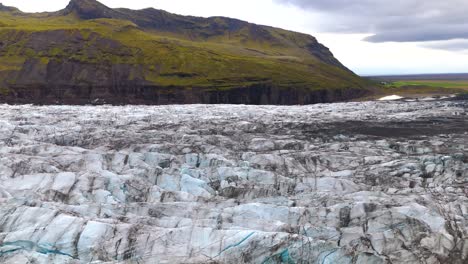 Die-Luftaufnahme-Des-Nationalparks-Skaftafell-In-Island-Enthüllt-Einen-Atemberaubenden-Wandteppich-Von-Ungezähmter-Schönheit