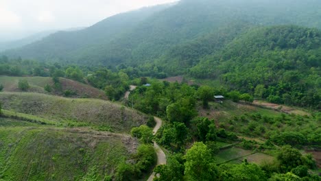 Luftaufnahme-Eines-Ruhigen-Ländlichen-Dorfes-In-Thailand,-Umgeben-Von-Bergen-Und-Bäumen