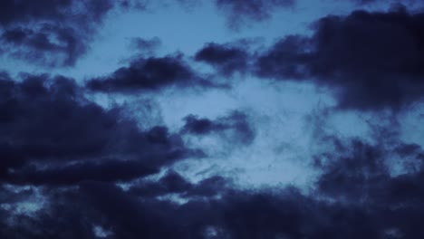 Nubes-Oscuras-Moviéndose-Rápidamente-En-El-Cielo