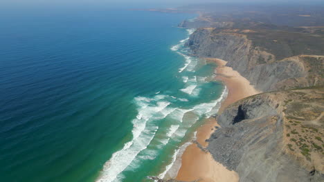 Luftaufnahme-Der-Vicentine-Küste-Mit-Klippen-Neben-Dem-Strand-An-Einem-Sonnigen-Sommertag,-Algarve,-Portugal