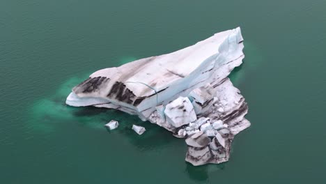 Drohnen-Luftaufnahme-Eines-Großen-Eisbergs-In-Einem-Berühmten-See-In-Island
