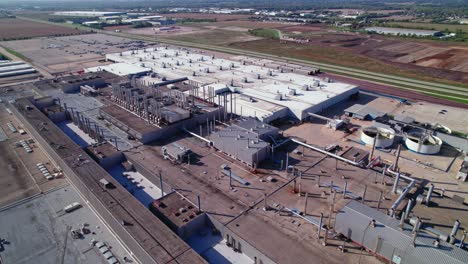 Aerial-view-of-rooftop-of-assembly-plant,-where-are-produced-advanced-machinery,-automation,-and-a-streamlined-workflow-in-automotive-manufacturing