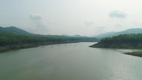 4K-Luftaufnahme-Eines-Ruhigen-Flusses,-Umgeben-Von-Bergen-Und-Klarem-Himmel-In-Thailand