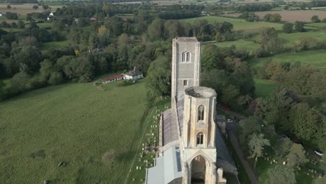 Beeindruckende-Pfarrkirche-Mit-Zwillingsturm-In-Wymondham-Abbey-In-Der-Nähe-Von-Market-Town,-Wymondham,-England