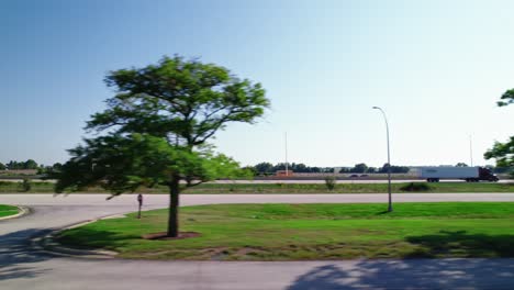 Hochgeschwindigkeits-Seitenverfolgung-Eines-Erstklassigen-Lkw-Fahrers-Auf-Der-Interstate-I-90-In-Rockford,-Illinois