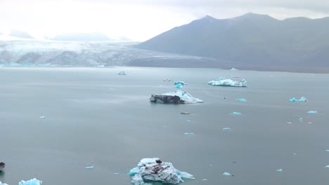 Iceberg-Flotante-En-Islandia,-Sombrío-Recordatorio-Del-Aumento-De-Los-Niveles-De-Agua-Debido-Al-Calentamiento-Global-Y-El-Cambio-Climático