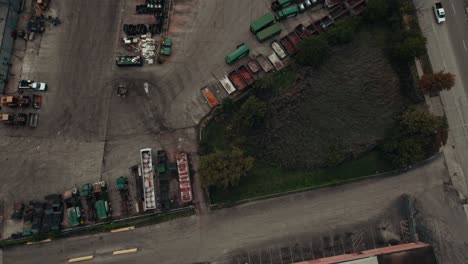 Hof-Voller-Müllwagen,-Die-Auf-Dem-Parkplatz-Geparkt-Sind-Und-Bei-Der-Abfallentsorgung-Helfen