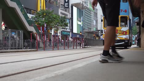 Die-Berühmte-Hongkonger-Straßenbahn-Nähert-Sich-Der-Straßenbahnhaltestelle-Im-Belebten-Einkaufsviertel-Causeway-Bay