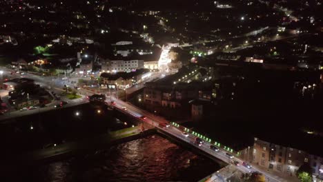 Malerisches-Und-Beleuchtetes-Stadtzentrum-Von-Galway-Bei-Nacht