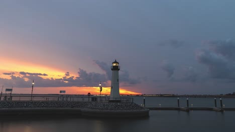 Zeitraffer-Des-Leuchtturms-Bei-Sonnenuntergang,-Während-Der-Verkehr-Hinter-Dem-Hafen,-Rockwall,-Texas-Rast