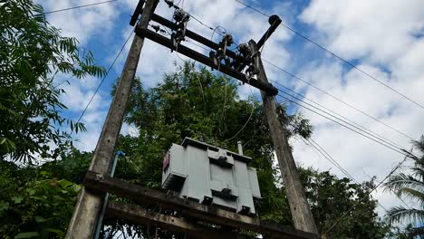 Torre-De-Electricidad-En-Una-Aldea-Rural,-Tailandia