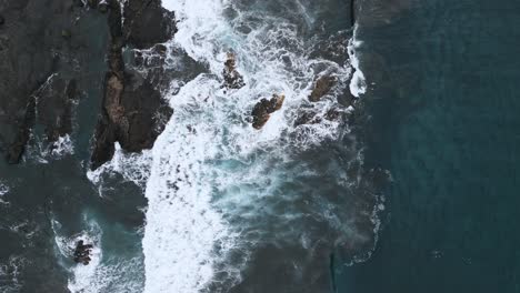 Luftaufnahme-Der-Meereswellen,-Die-In-Die-Felsen-Brechen