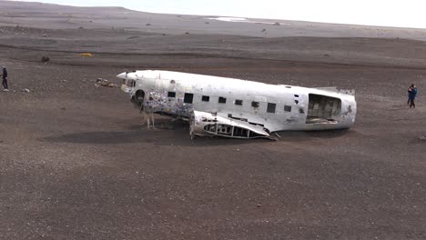Restos-Del-Douglas-Super-DC-3-De-La-Marina-De-Los-Estados-Unidos-Que-Se-Estrelló-En-Las-Arenas-Negras-De-La-Playa-De-Sólheimasandur-En-Noviembre-De-1973.