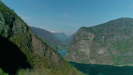 Vista-Aérea-De-Las-Montañas-Y-El-Río-Que-Fluye-Por-El-Valle-En-Noruega