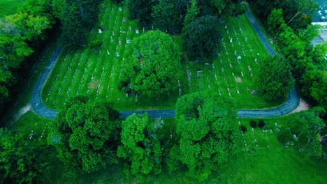 Luftaufnahme-über-Einem-Friedhof-In-Amerika