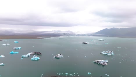 Vista-Panorámica-Del-Paisaje-Aéreo-Del-Lago-Glaciar-Con-Icebergs-En-Islandia