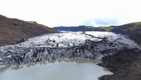 Der-Solheimajökull-Gletscher-Trifft-Auf-Eine-Dramatische-Vulkanlandschaft,-Die-Einen-Starken-Kontrast-Schafft