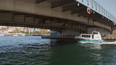 Kleine-Bootsgeschwindigkeiten-Unter-Der-Niedrigen-Straßenbrücke-Am-Golden-Horn-Tagsüber