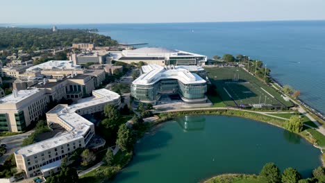 Hochauflösendes,-Wunderschönes-Panorama-Drohnen-4K-Luftbildvideo-Der-Berühmten-Northwestern-University-Und-Des-Campus-Der-Kellogg-School-Of-Management-In-Evanston,-Illinois,-An-Einem-Wunderschönen-Sommertag